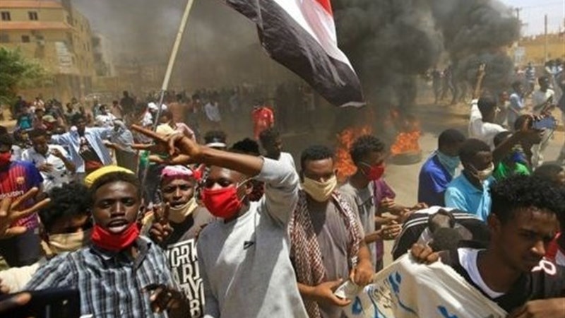 Iranpress: تظاهرات سودانی‌ها در اعتراض به حکومت نظامی/ کشته شدن ۳ معترض