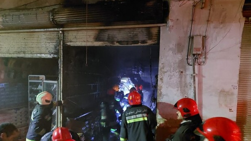 Iranpress: بازار کفاشان تهران آتش گرفت