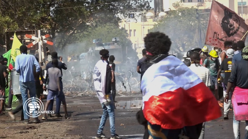 Iranpress:  تظاهرات سودانی‌ها در مخالفت با تداوم حکومت نظامیان 
