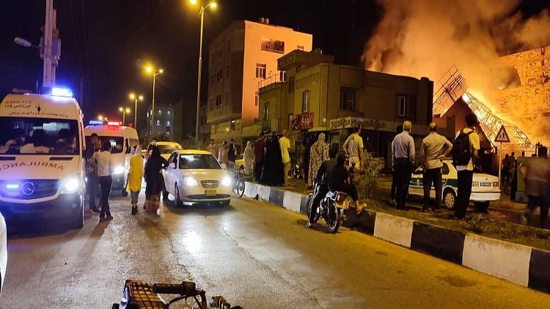 Iranpress: هشت نفر در حادثه آتش سوزی قشم مصدوم شدند/ادامه امدادرسانی اورژانس قشم