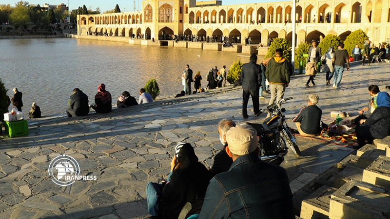 Iranpress:  تصاویری از لحظات خوش گردشگران در کنار زاینده‌رود  در  نوروز1401