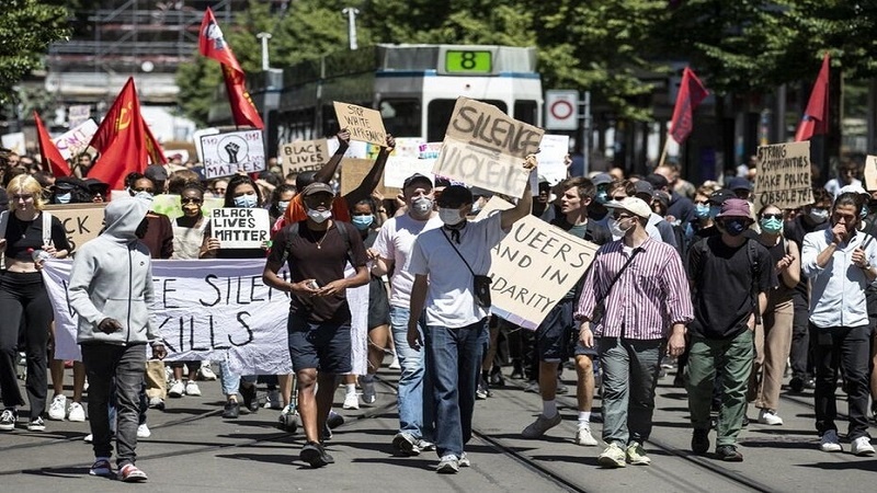 Iranpress: تظاهرات ضد نژادپرستی در میشیگان آمریکا 