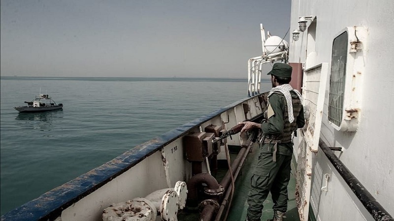 Iranpress: کشف 757 هزار لیتر سوخت قاچاق در خلیج فارس
