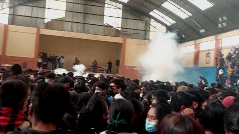 Iranpress: 74 کشته و زخمی بر اثر ازدحام جمعیت در دانشگاهی در بولیوی