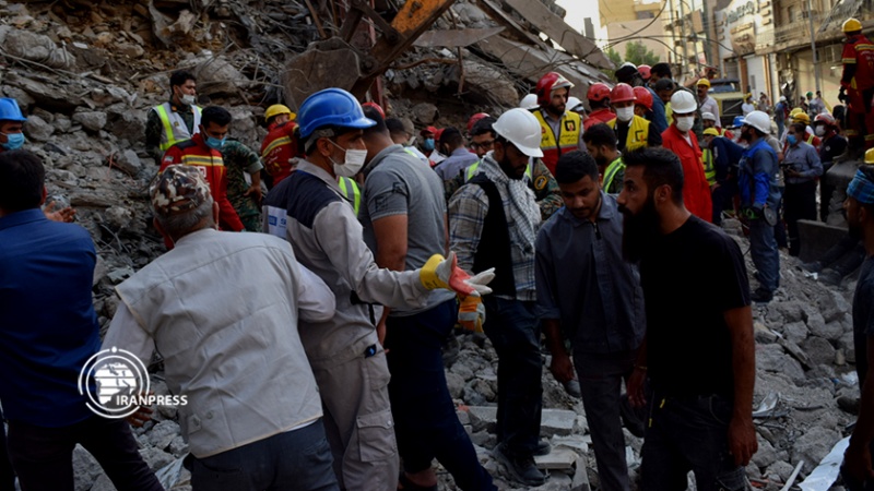 Iranpress:  گزارش ایران‌پرس از حادثه‌متروپل؛ همه در کنار مردم آبادان 