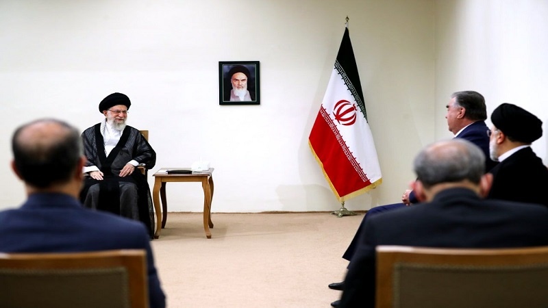 Iranpress: رهبر انقلاب: ایران و تاجیکستان برادر هستند و روابط  دو کشور باید دچار تحول اساسی شود