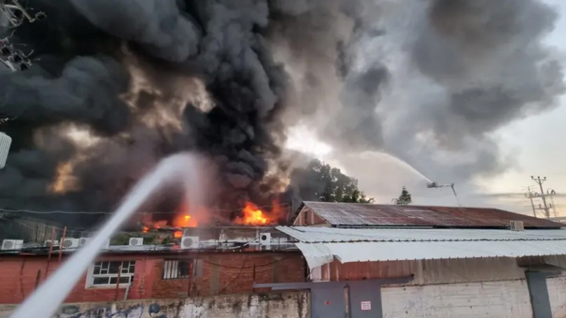Iranpress: آتش سوزی گسترده در تأسیسات پشتیبانی حیفا