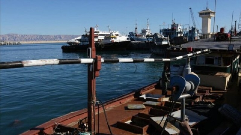Iranpress: لحظه توقیف شناور حامل ۹۰ هزار لیتر سوخت قاچاق در آب‌های اطراف جزیره کیش