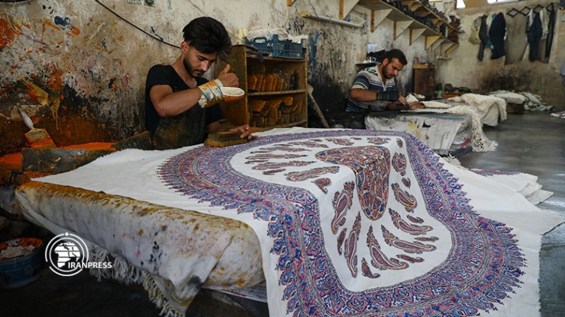 Iranpress:  تصاویری از هنر سنتی قلم‌کاری روی پارچه در خورزوق اصفهان