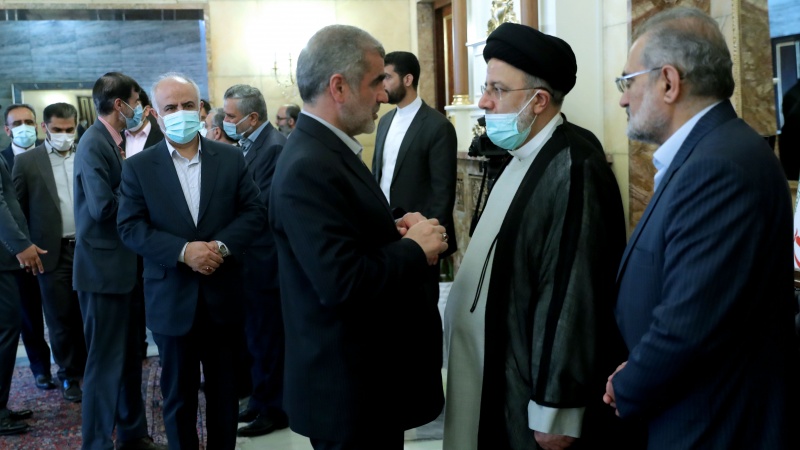 Iranpress: دیدار عیدانه جمعی از مسئولان و کارگزاران نظام با رئیس جمهوری