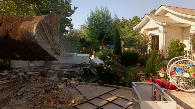 Iranpress: یک شهرک غیرقانونی با ۲۴ ویلای لوکس در چهارباغ کرج تخریب شد