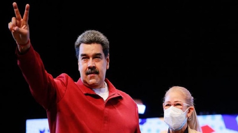 Iranpress: شکست سیاست های تحریمی غرب؛ چرخش فرانسه به سوی مادورو