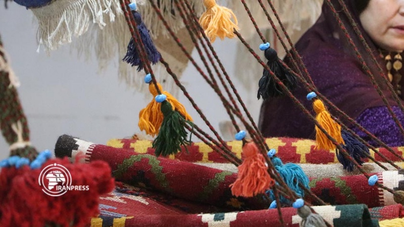 Iranpress: قابی زیبا از نمایشگاه صنایع‌دستی ارومیه