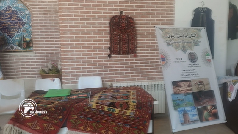 Iranpress: برپایی نمایشگاه صنایع‌دستی ایران در مسجد کبود ایروان 