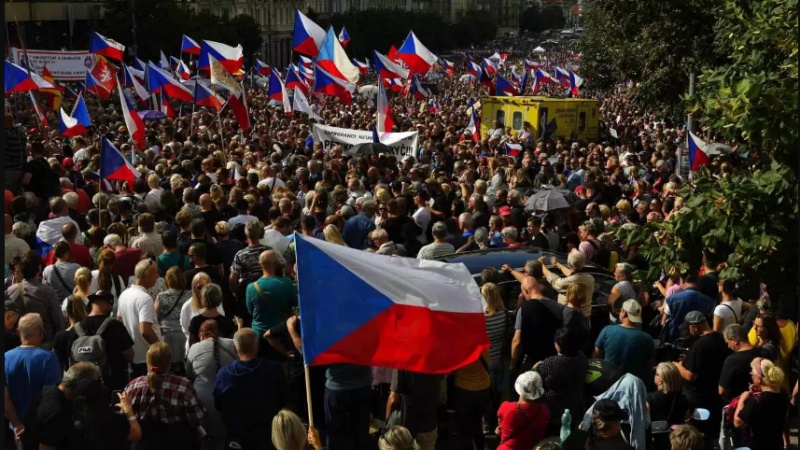 Iranpress: تظاهرات پراگ، نماد اعتراض اروپایی ها به حمایت از اوکراین