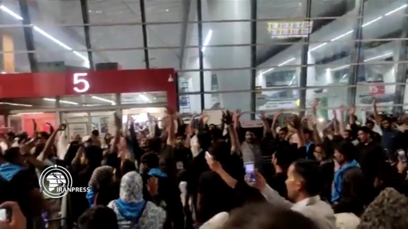 Iranpress: طنین «لبیک یا حسین» در فرودگاه دهلی 