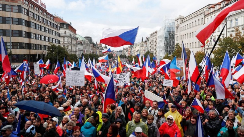 Iranpress: اعتراض هزاران شهروند جمهوری چک به افزایش بهای انرژی