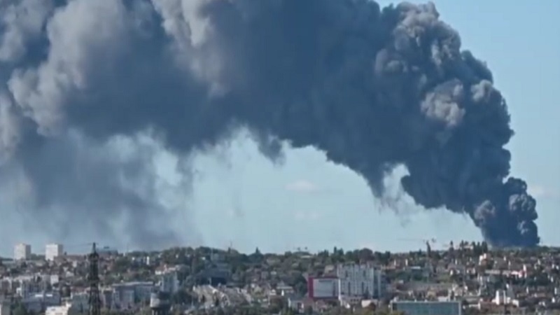 Iranpress: فیلم آتش سوزی مهیب در نزدیکی فرودگاه اورلی فرانسه
