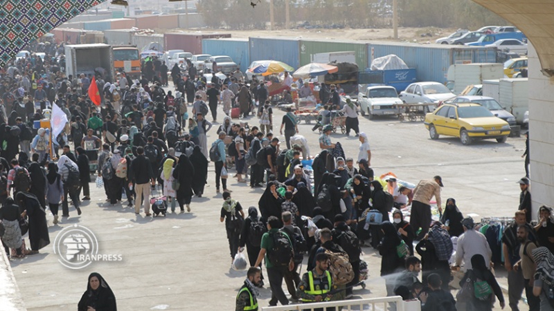 Iranpress: موج بازگشت زائران اربعین در مرز مهران 