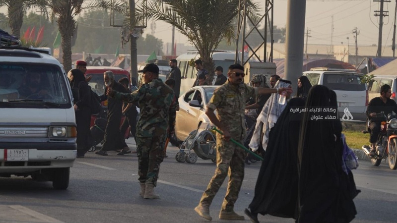 Iranpress: تلاش نظامیان عراقی برای حفظ نظم و امنیت زائران اربعین حسینی