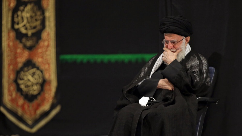 Iranpress: برگزاری مراسم عزاداری هیات‌ های دانشجویی با حضور رهبر معظم انقلاب اسلامی