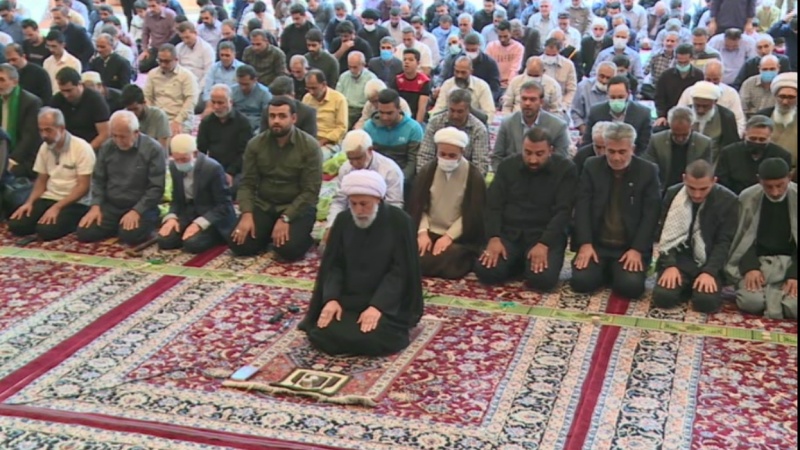 Iranpress: اقامه نماز ظهر در حرم حضرت شاهچراغ (ع) در شیراز 