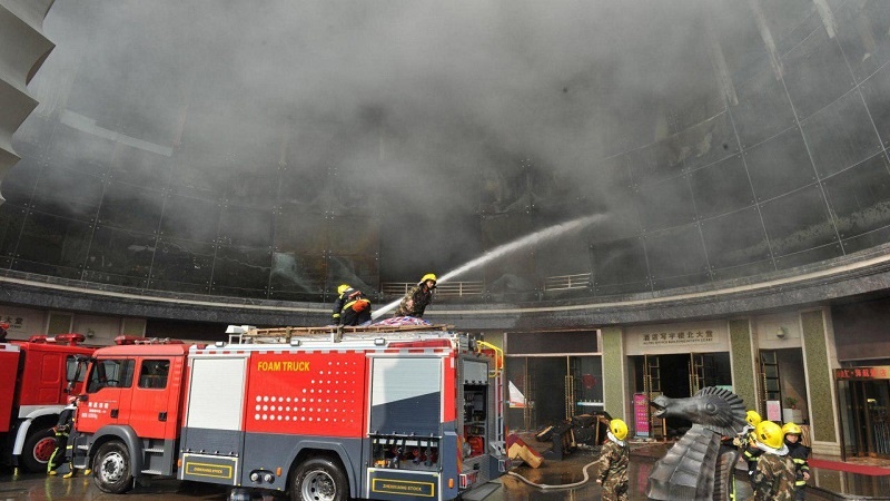 Iranpress: فیلم آتش‌سوزی مهیب در یک هتل در چین 