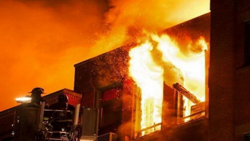 Iranpress: آتش‌سوزی در مجتمع تجاری جام جم تهران