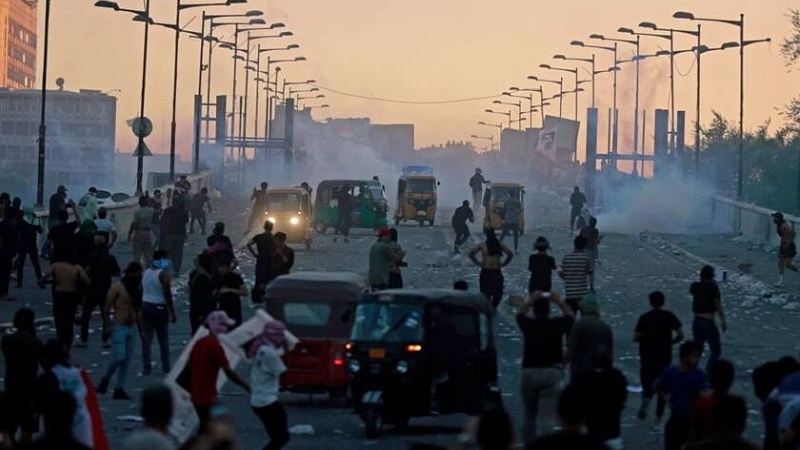 Iranpress: همراهی حامیان صدر با تظاهرات کنندگان تشرینی/ دهها زخمی در درگیری‌های بغداد