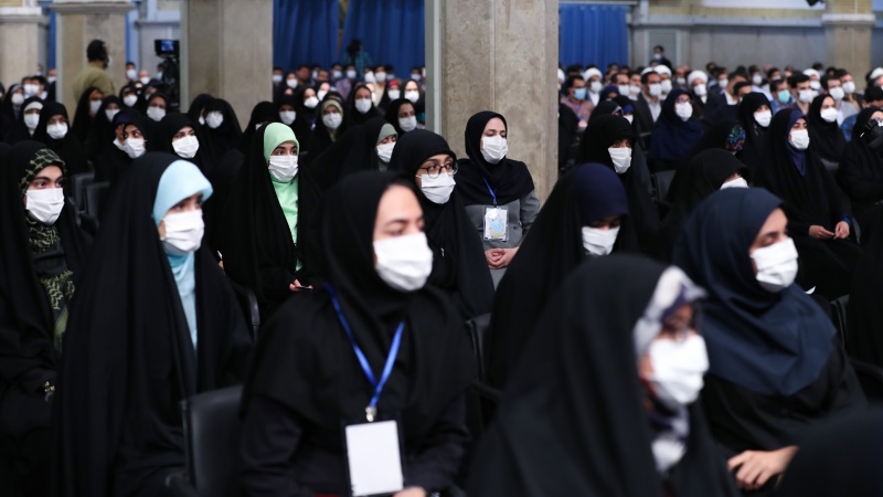 Iranpress: دیدار جمعی از نخبگان جوان و استعدادهای برتر علمی با رهبر انقلاب