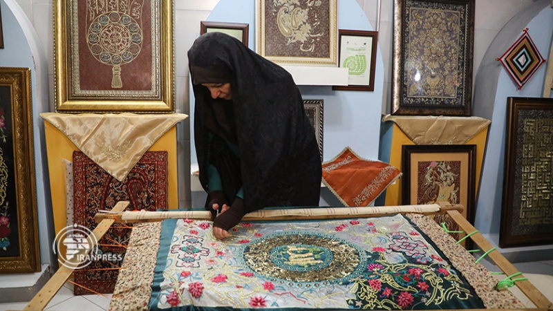 Iranpress:  سرمه‌دوزی؛ هنر سنتی و زیبای اصفهان  