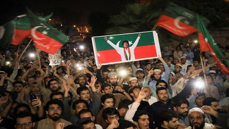 Iranpress: تجمع طرفداران عمران خان در راولپندی پاکستان