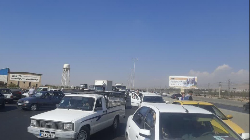 Iranpress: حمله اغتشاشگران به نیروهای انتظامی در کرج