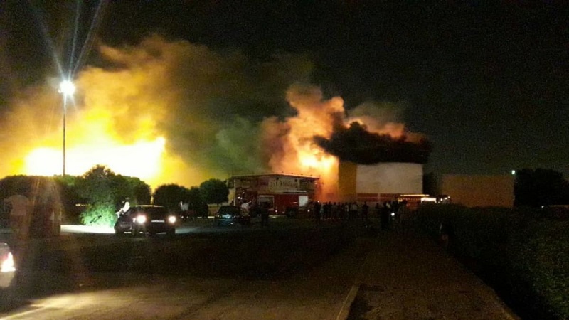 Iranpress: نجات ۶۰ نفر از آتش سوزی در سینما « دنیا» در اهواز