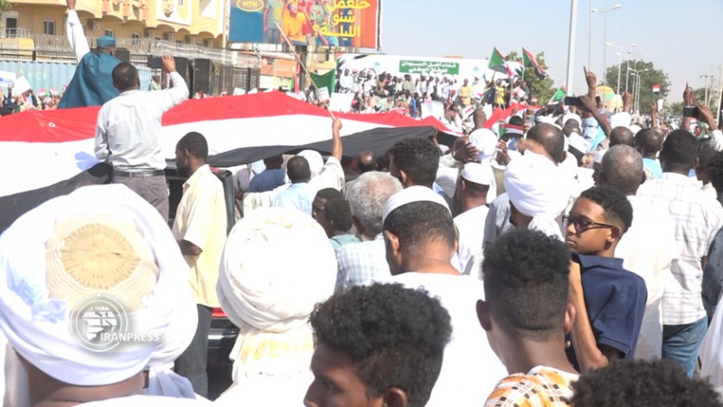 Iranpress:  تجمع سودانی‌ها مقابل دفتر سازمان ملل و رد دخالت خارجی  