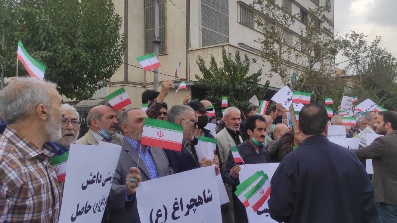 Iranpress: تجمع ایثارگران و خانواده‌های شهدا مقابل سفارت آلمان در تهران