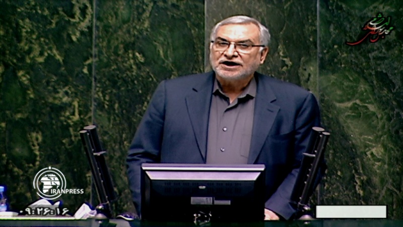 Iranpress: وزیر بهداشت از مجلس کارت زرد گرفت