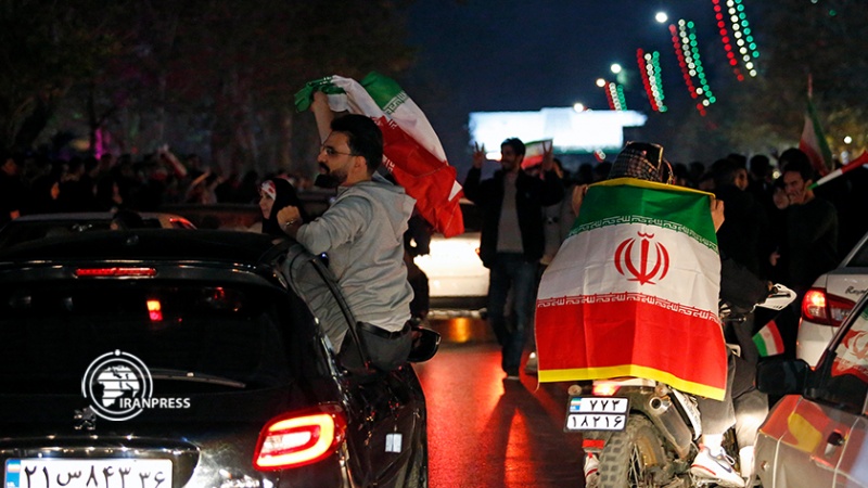Iranpress: جام‌جهانی فوتبال؛ شادی مشهدی‌ها پس از پیروزی تیم ایران مقابل ولز