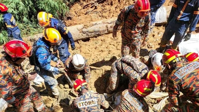 Iranpress:  افزایش شمار قربانیان رانش زمین در مالزی به 21 نفر 