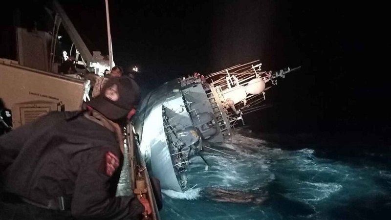 Iranpress: ۳۱ ملوان نیروی دریایی تایلند در حادثه واژگونی ناو جنگی مفقود شدند