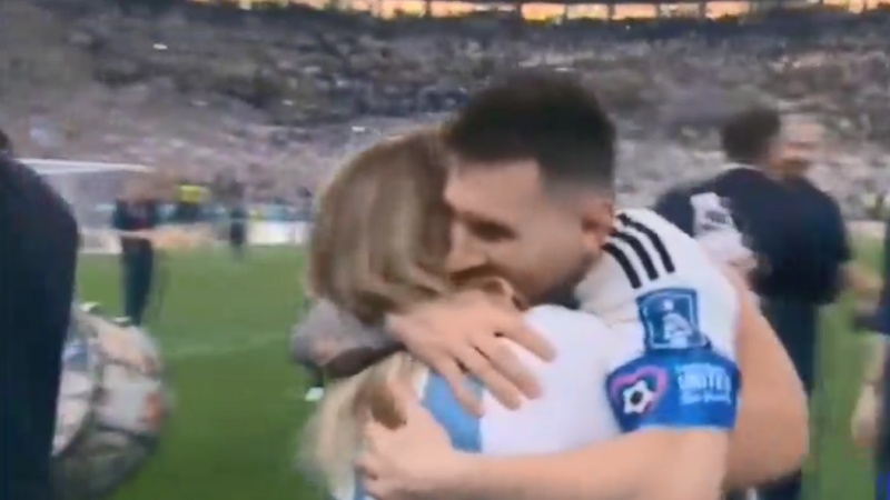 Iranpress: جشن پیروزی مسی در آغوش مادرش