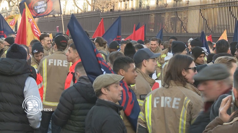 Iranpress:  تجمع و اعتصاب كاركنان آتش‌نشانی بریتانیا در لندن 
