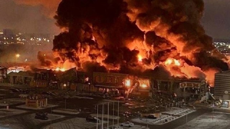 Iranpress: آتش سوزی در یک مرکز خرید در حومه مسکو