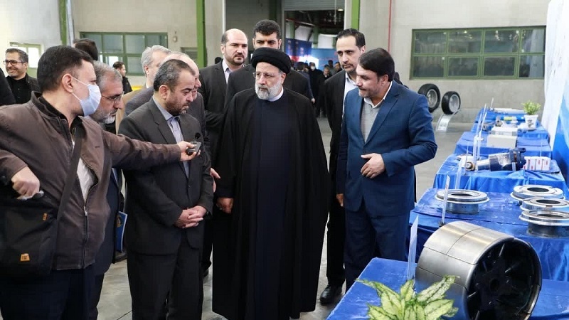 Iranpress: بازدید رئیس‌جمهور از شرکت تولید تایر در خراسان جنوبی