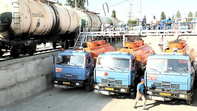 Iranpress: تمدید ممنوعیت صادرات سوخت قزاقستان از طریق جاده