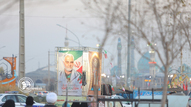 Iranpress: راهپیمایی به‌یاد شهید سلیمانی در مسیر مسجد جمکران 