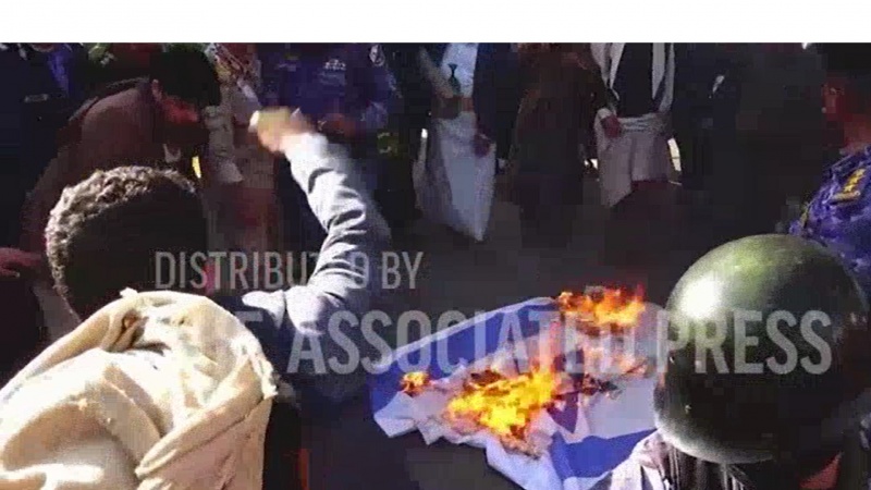Iranpress:  به آتش کشیدن پرچم آمریکا و رژیم اشغالگر قدس | تظاهرات مردم یمن