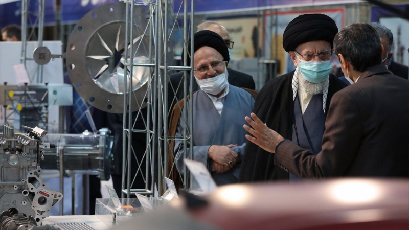 Iranpress: بازدید رهبر معظم انقلاب از نمایشگاه توانمندی‌های صنعتی