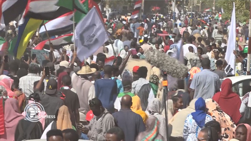 Iranpress: تظاهرات میلیونی سودانی‌ها؛ نظامیان از قدرت کنار بروند 