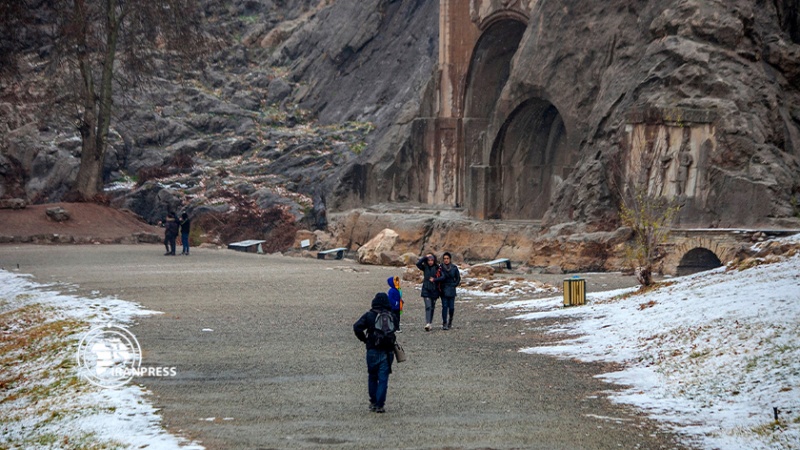 ایران پرس:  طاق‌بستان برفی میزبان گردشگران  